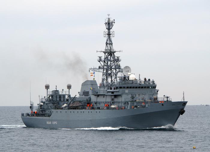 Tàu tình báo Nga cập cảng sau khi bắn cháy xuồng không người lái mang bom tấn công của Ukraine - Ảnh 1.