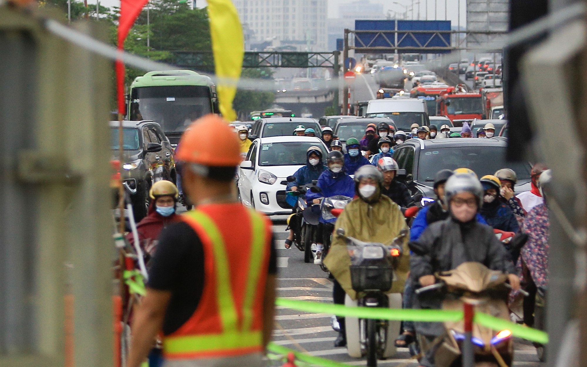 "Lô cốt" mở rộng, nút giao Mai Dịch tắc nghẽn giờ cao điểm