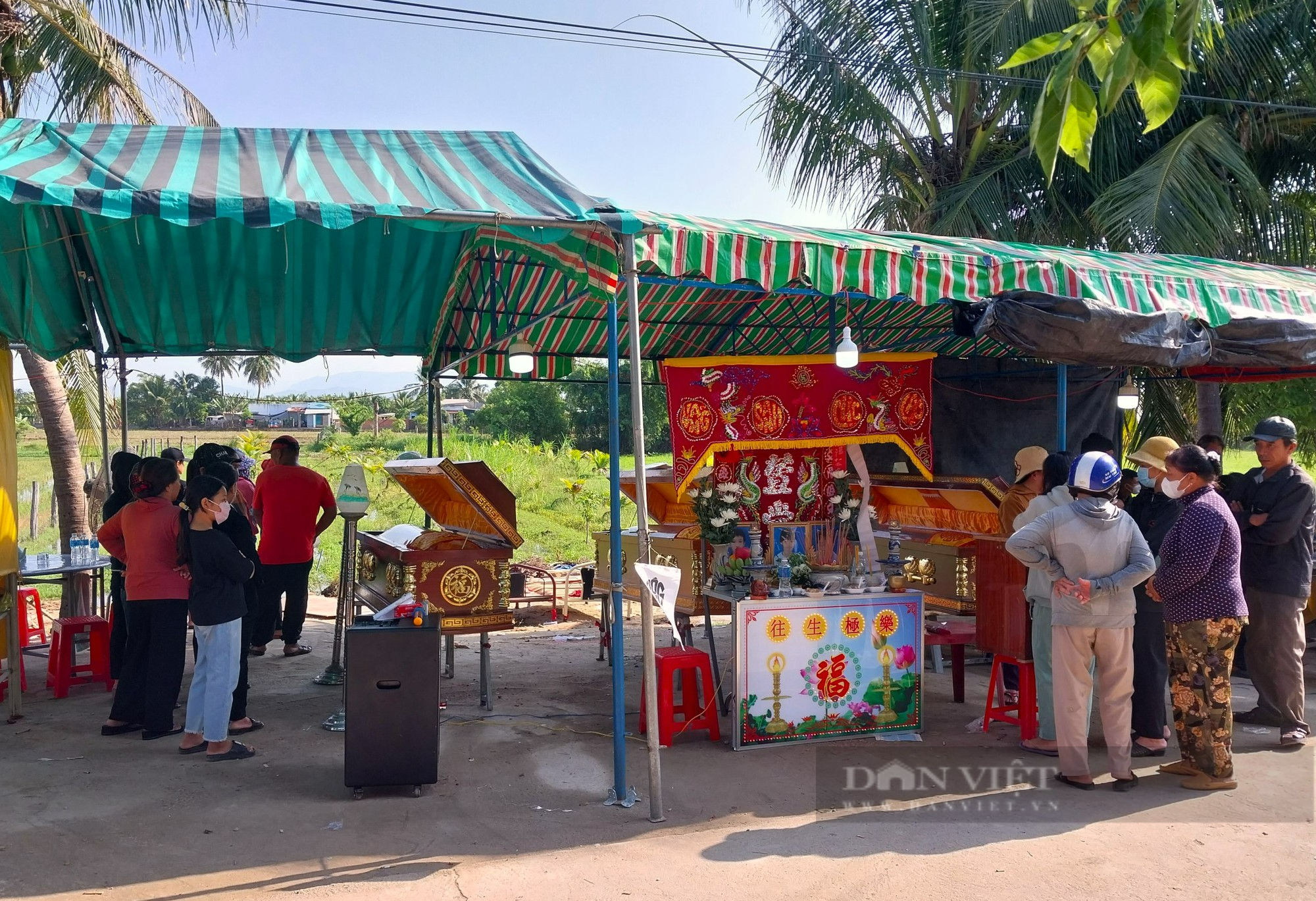 Tang thương bao trùm xóm nhỏ có 3 chị em ruột bị đuối nước ở Ninh Thuận - Ảnh 1.