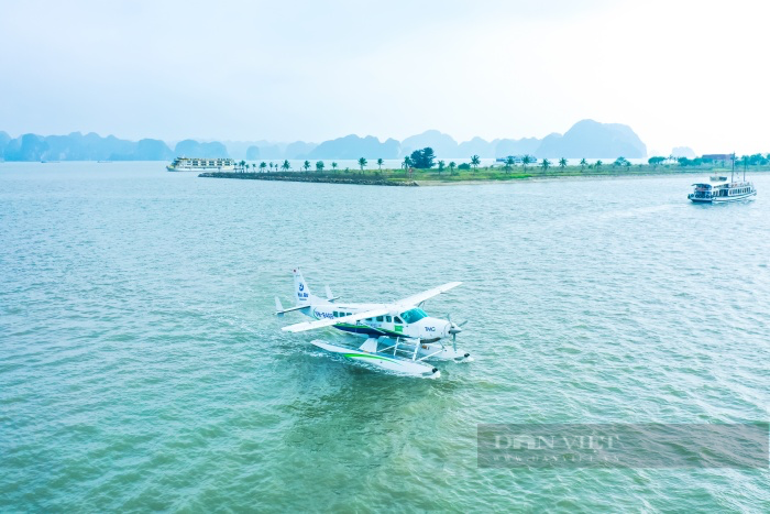 Hành khách thích thú trải nghiệm bay thuỷ phi cơ ngắm cảnh tuyệt đẹp ở Vịnh Hạ Long - Ảnh 1.