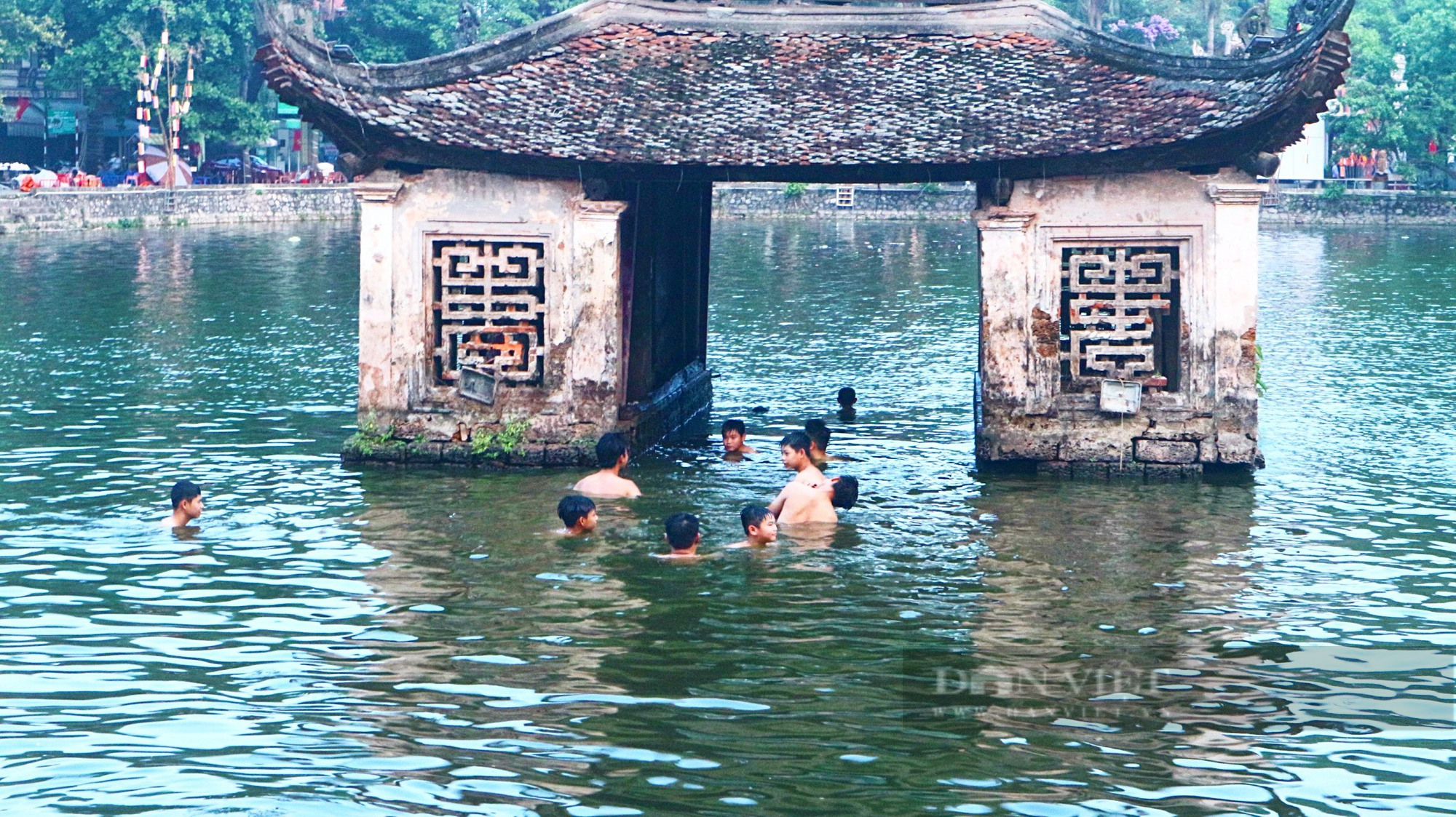 Trẻ em Hà Nội tắm ‘giải nhiệt’ dưới hồ nghìn năm tuổi giữa những ngày nắng nóng - Ảnh 6.