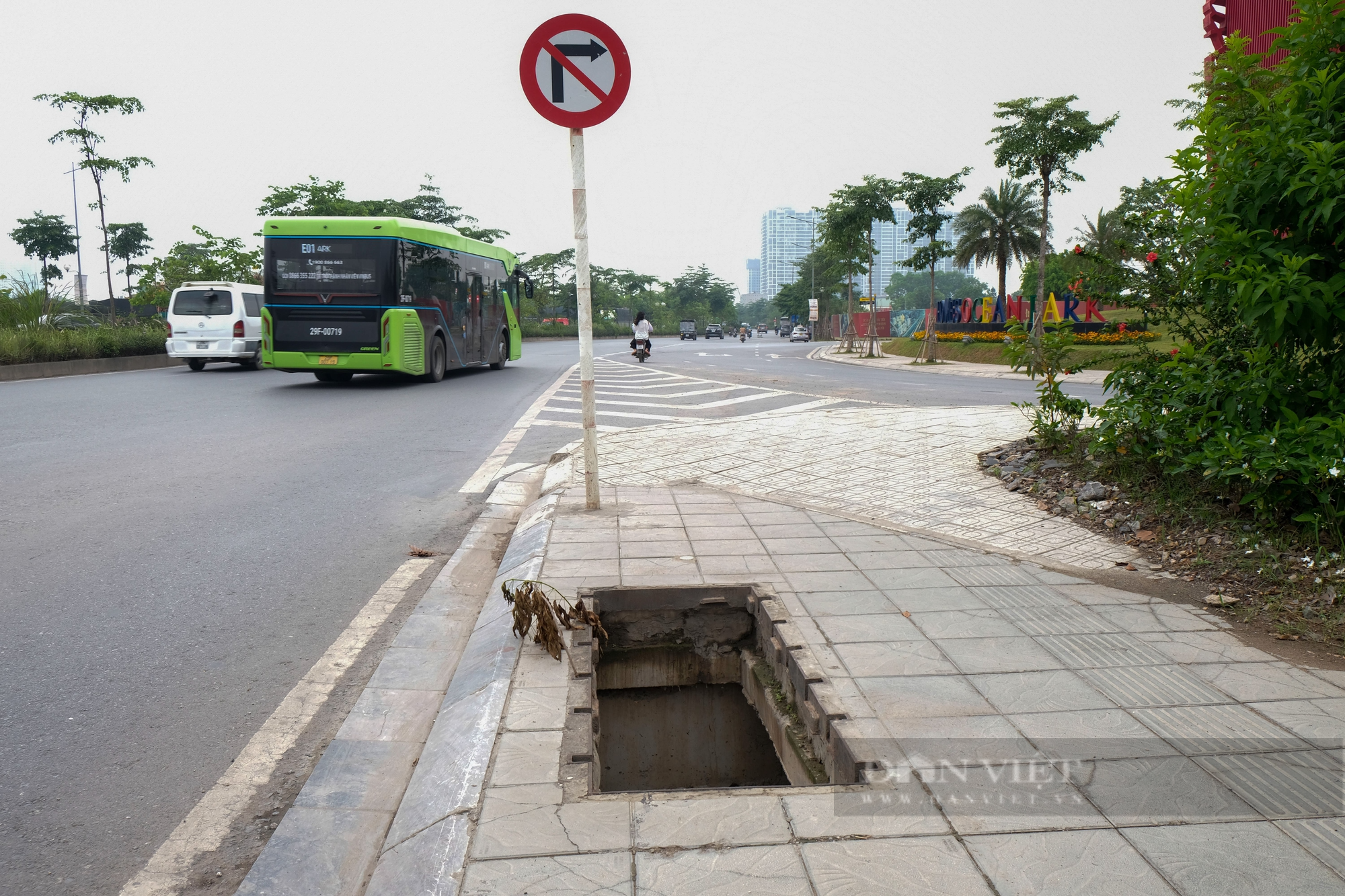 Nhiều hố ga mất nắp trực &quot;nuốt chửng&quot; người đi đường trên địa bàn huyện Gia Lâm - Ảnh 1.