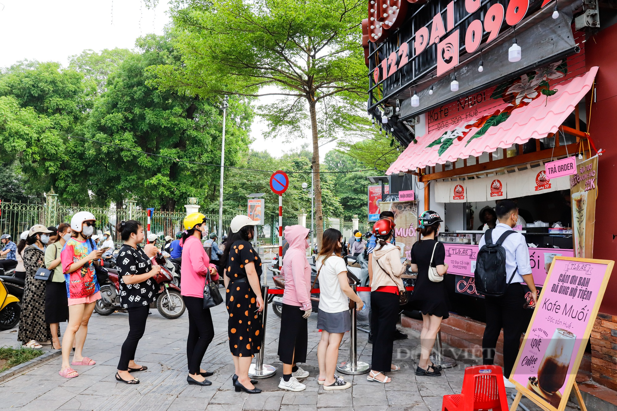 Cà phê muối đặc sản Huế đổ bộ Hà Nội, chủ quán mỏi tay bán hơn 1000 cốc/ngày - Ảnh 1.