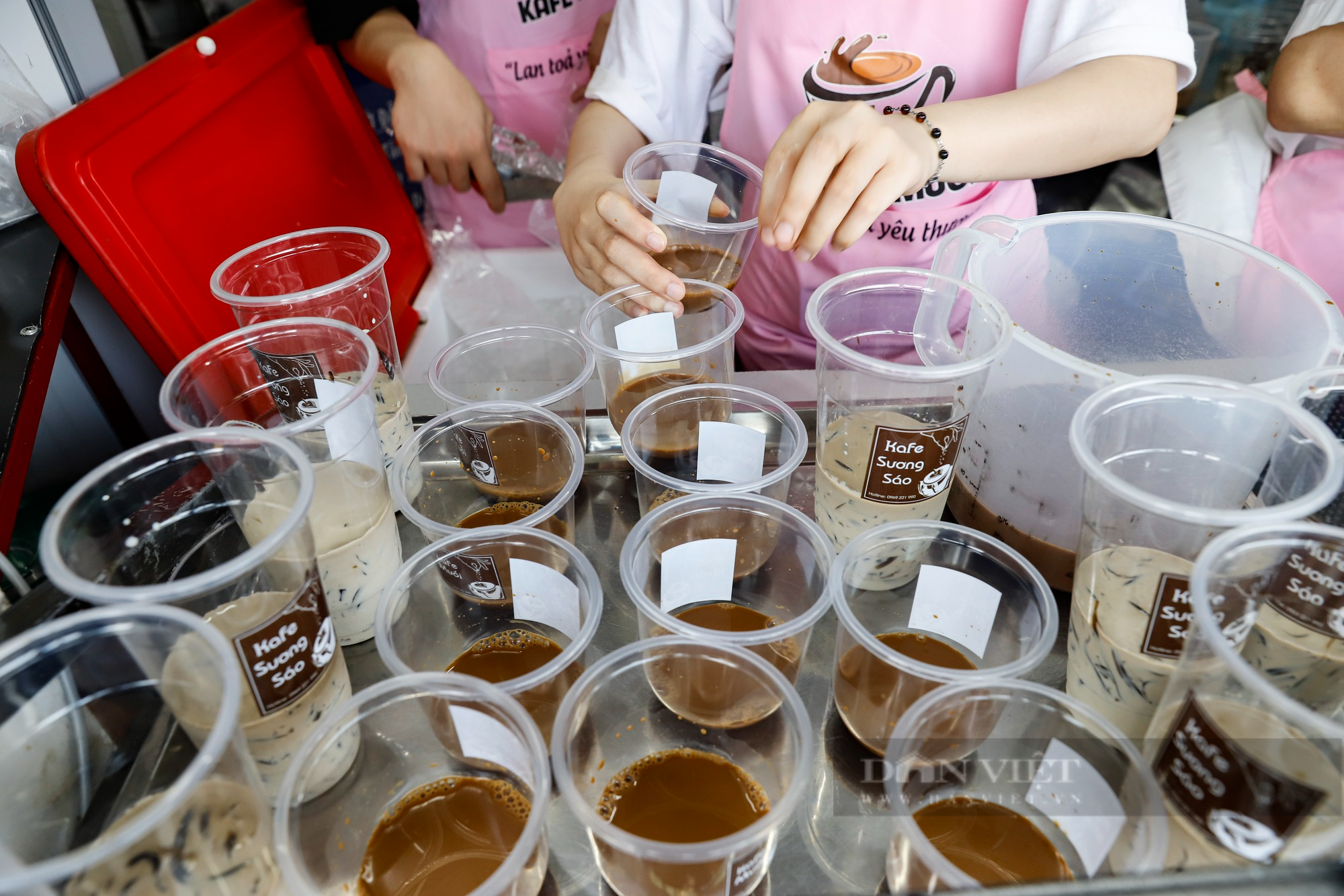Cà phê muối đặc sản Huế đổ bộ Hà Nội, chủ quán mỏi tay bán hơn 1000 cốc/ngày - Ảnh 7.
