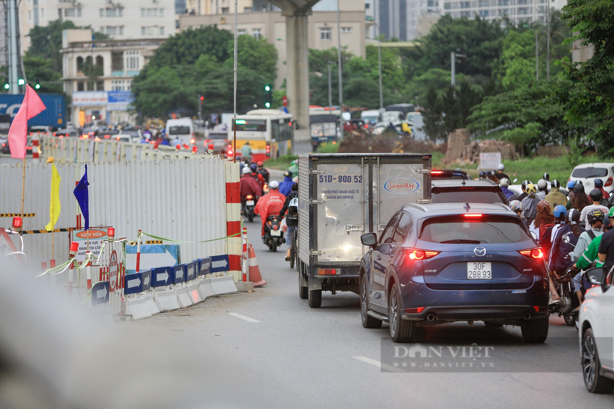 CSGT phân làn, luồng chống ùn tắc công trình rào chắn cầu vượt Mai Dịch giờ cao điểm - Ảnh 4.