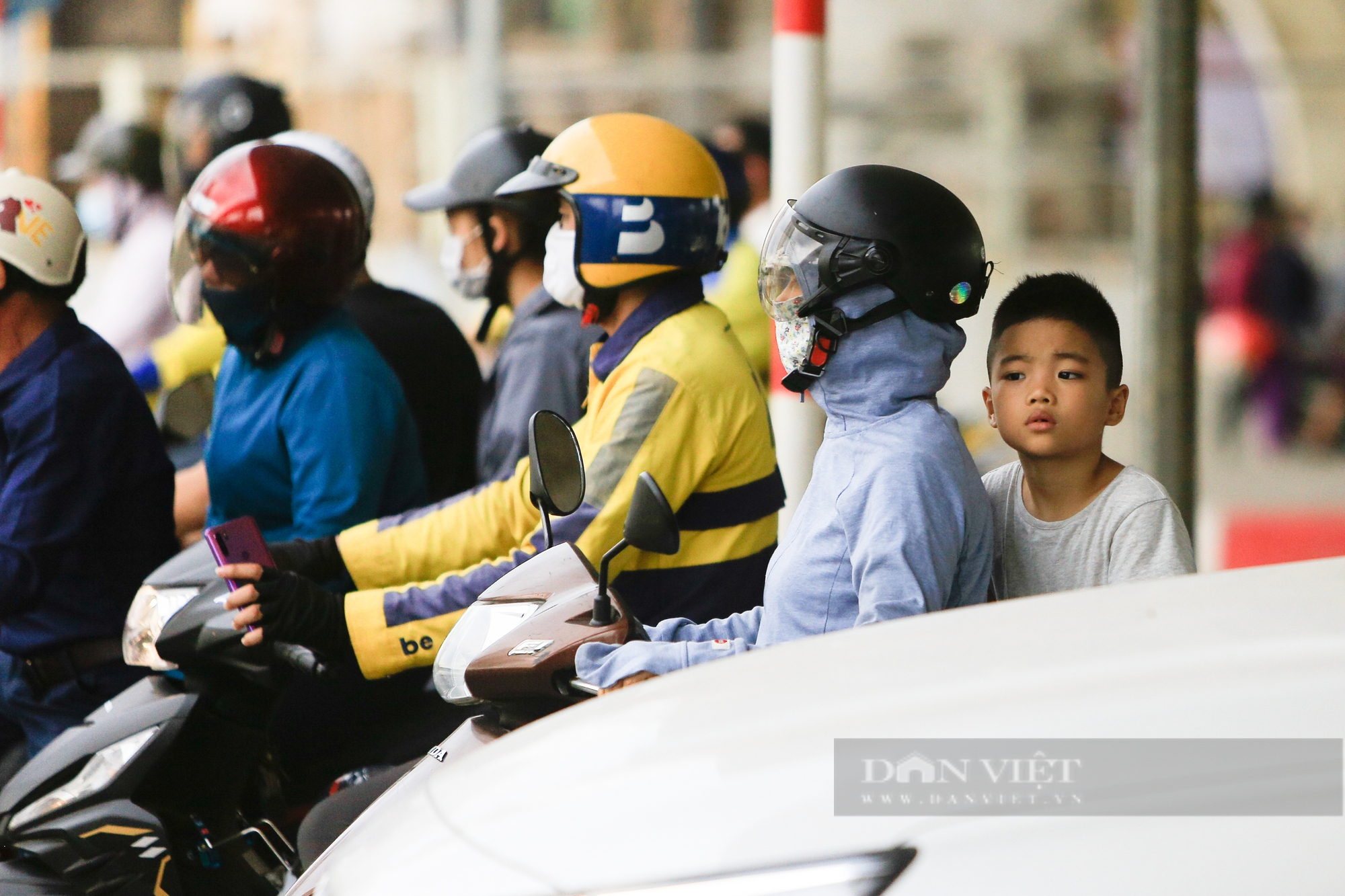 CSGT phân làn, luồng chống ùn tắc công trình rào chắn cầu vượt Mai Dịch giờ cao điểm - Ảnh 5.