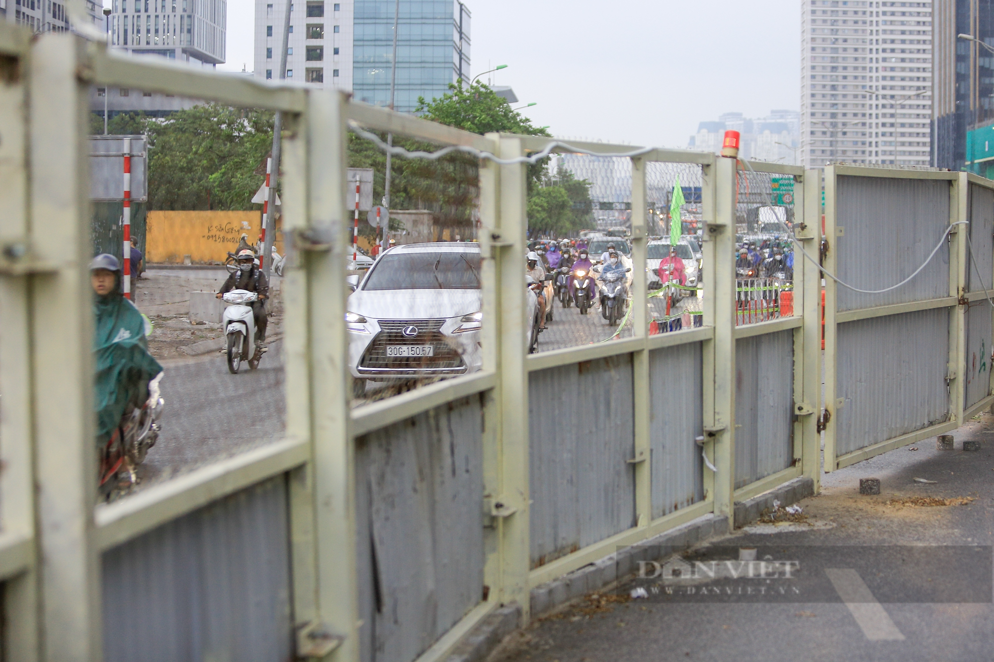 CSGT phân làn, luồng chống ùn tắc công trình rào chắn cầu vượt Mai Dịch giờ cao điểm - Ảnh 13.