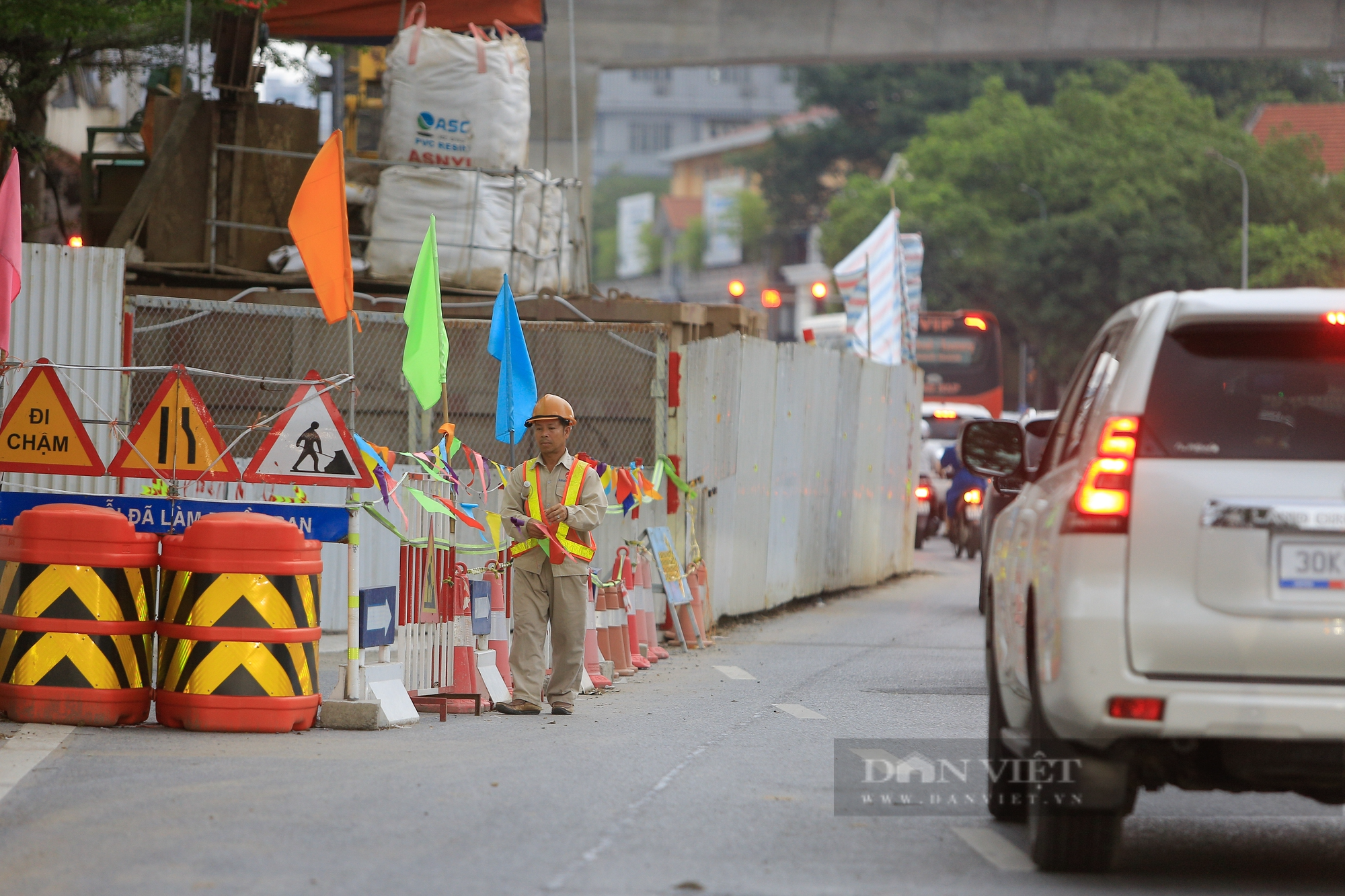 CSGT phân làn, luồng chống ùn tắc công trình rào chắn cầu vượt Mai Dịch giờ cao điểm - Ảnh 14.