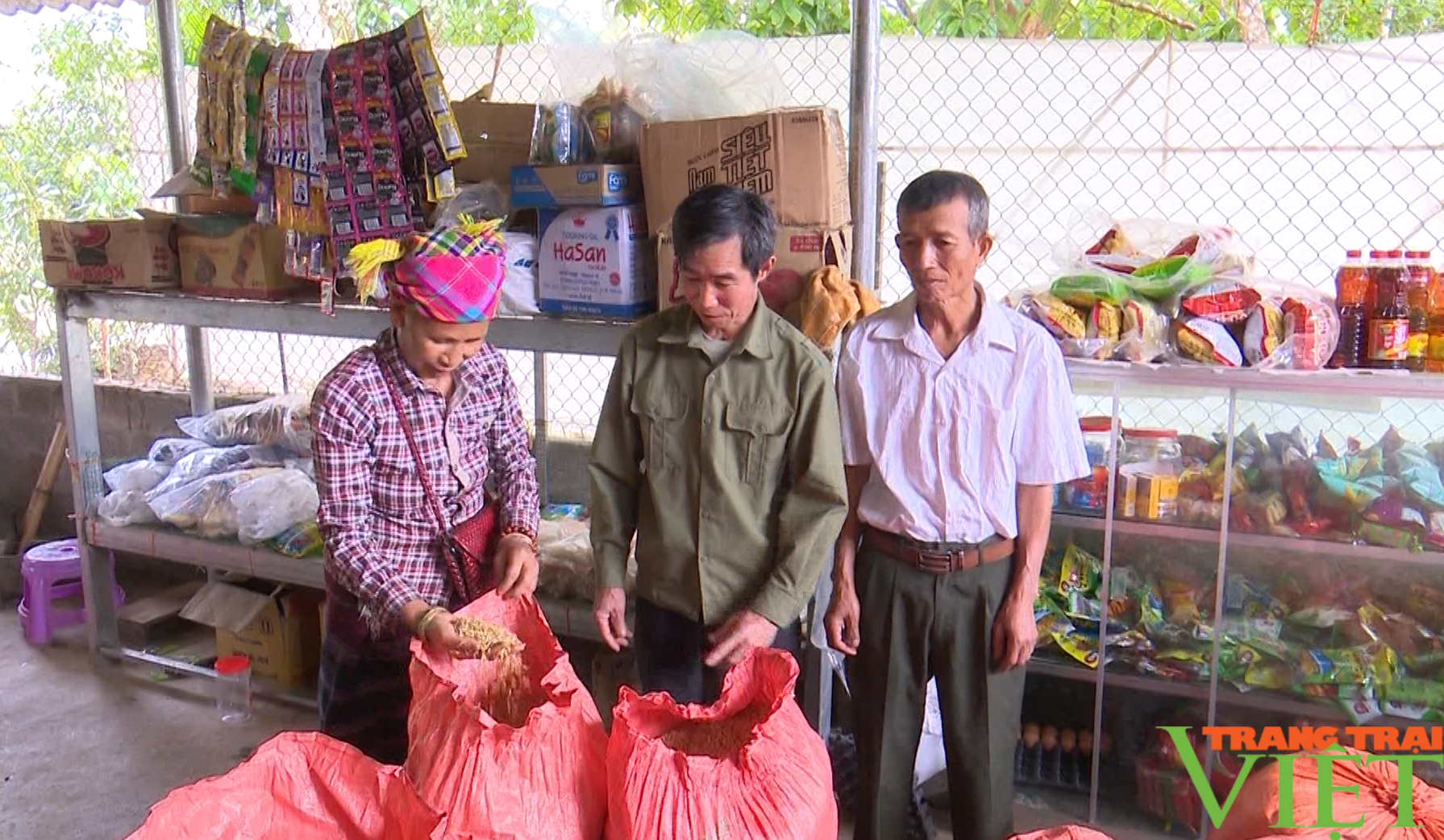 Giao thông được làm mới, nông dân thay đổi phương thức sản xuất, bản làng ở Mường Khoa thêm trù phú - Ảnh 3.