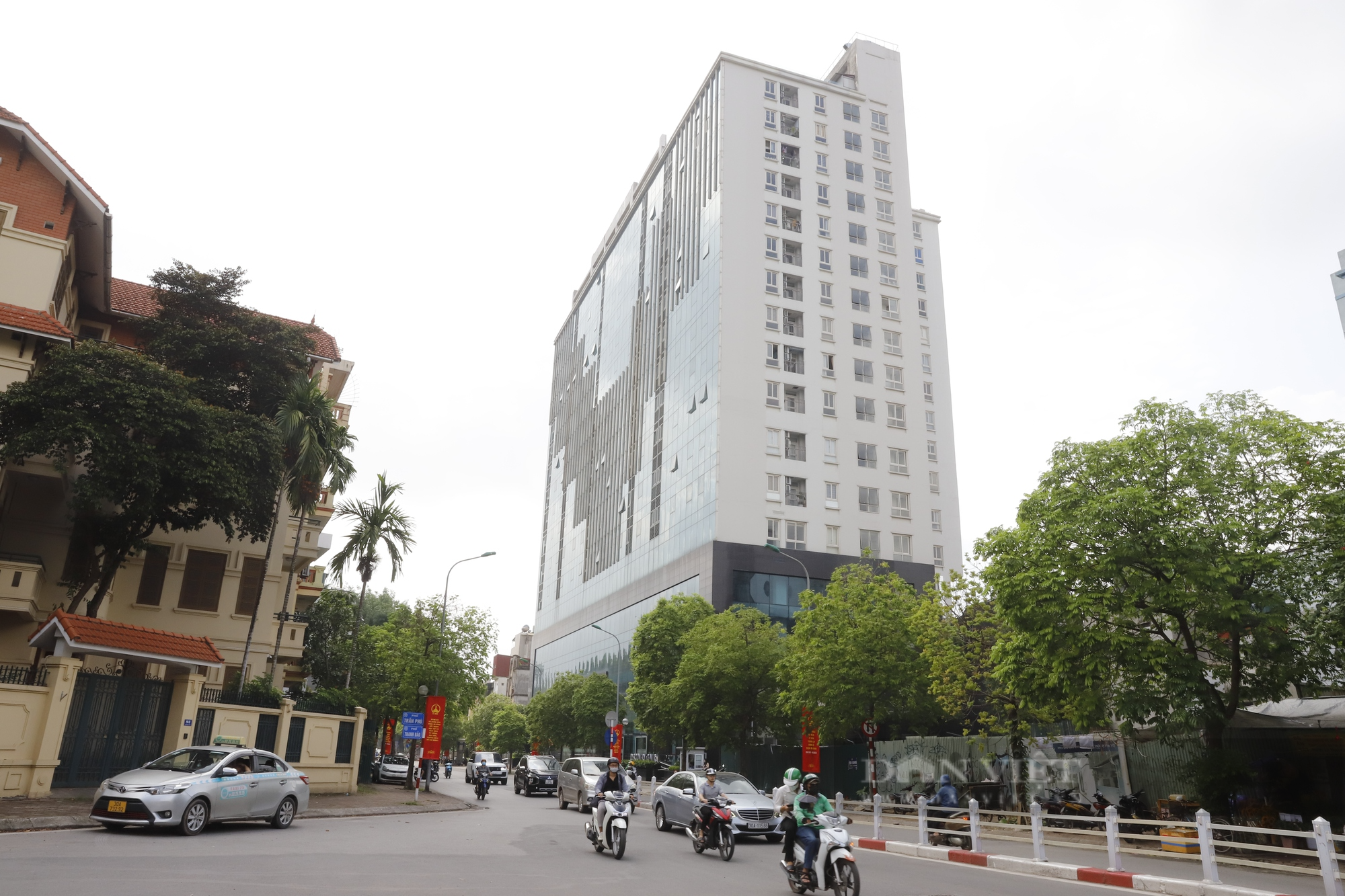 Sau &quot;cắt ngọn&quot; và đổi tên, tòa nhà khiến nhiều cán bộ bị kỷ luật tại Hà Nội chào bán hơn 100 triệu đồng/m2 - Ảnh 1.