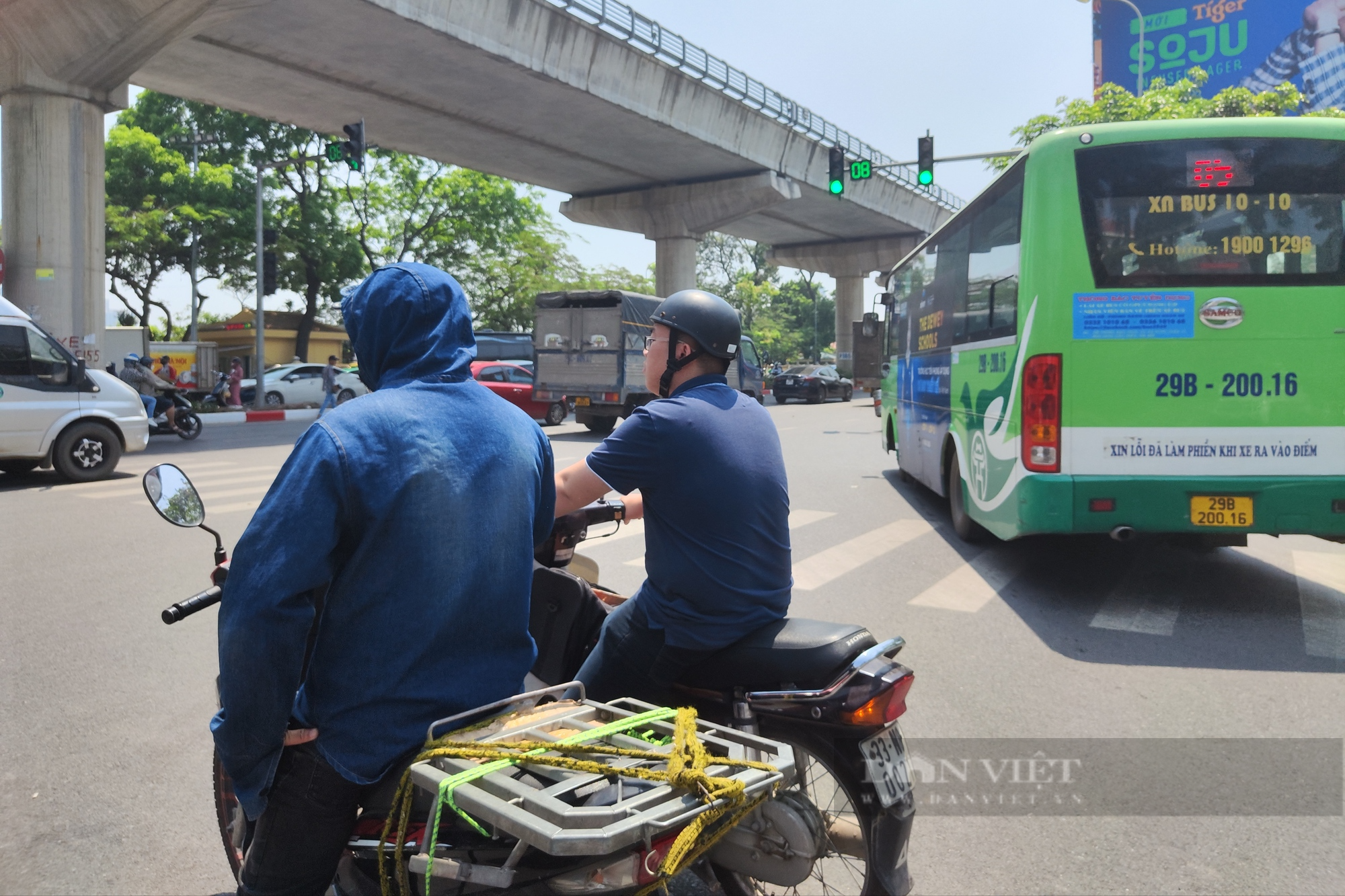 Nút giao thông Nguyễn Cơ Thạch (Hà Nội): Lộn xộn sau khi được phân luồng - Ảnh 3.