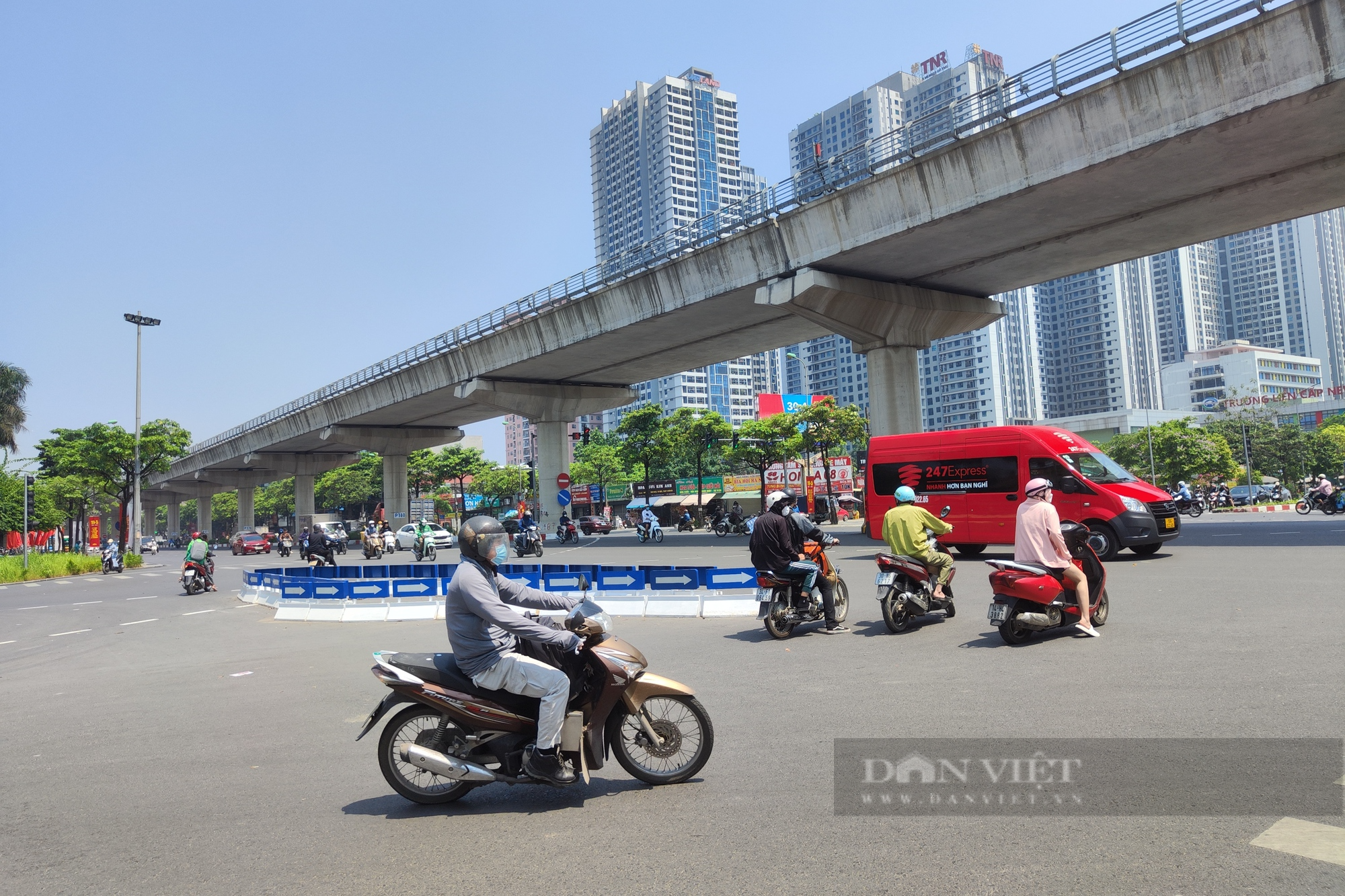 Nút giao thông Nguyễn Cơ Thạch (Hà Nội): Lộn xộn sau khi được phân luồng - Ảnh 5.