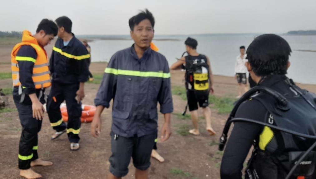Chụp ảnh, vui đùa cùng bạn ở hồ Trị An, một thiếu niên 16 tuổi bị trượt chân, đuối nước tử vong - Ảnh 1.
