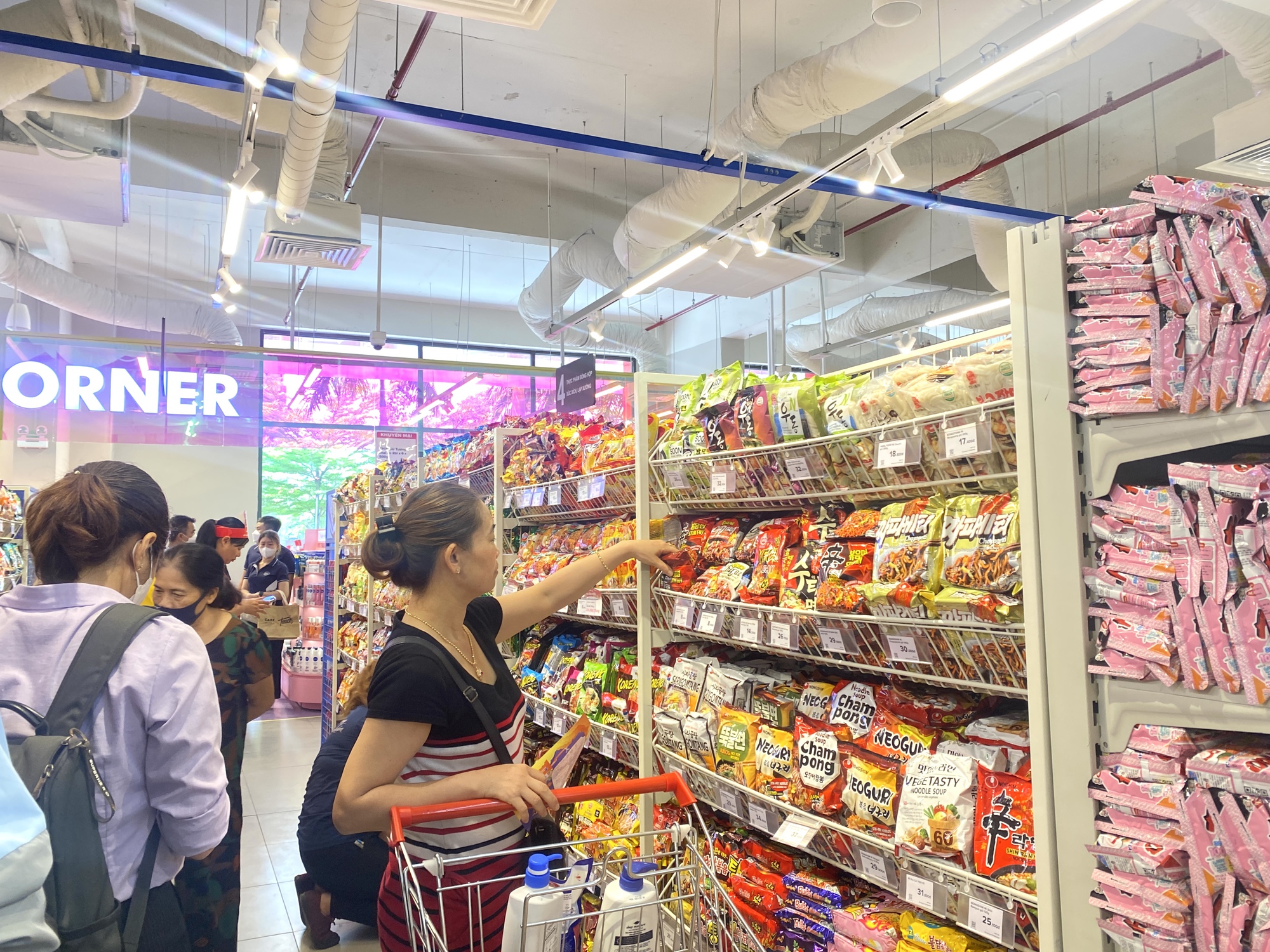 Khai trương siêu thị WinMart đầu tiên theo mô hình Urban mới lạ, hiện đại - Ảnh 7.