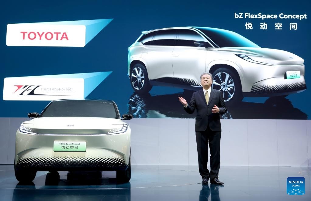 Lãnh đạo Toyota khẳng định hybrid là giải pháp bền vững hơn xe điện chạy pin - Ảnh 1.
