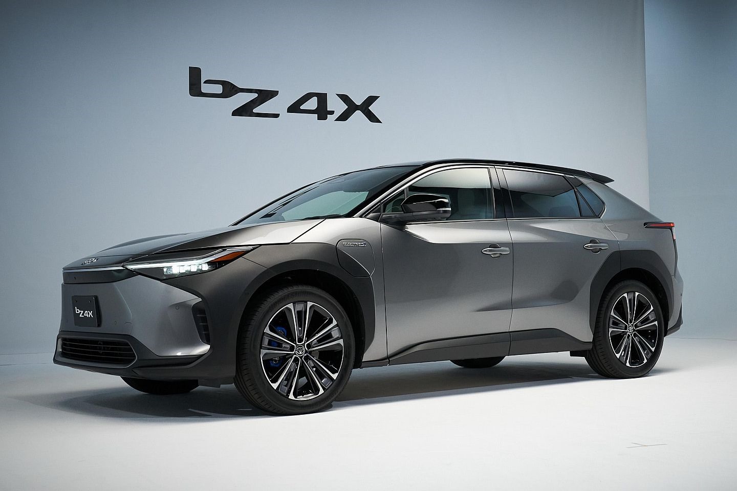 Lãnh đạo Toyota khẳng định hybrid là giải pháp bền vững hơn xe điện chạy pin - Ảnh 2.