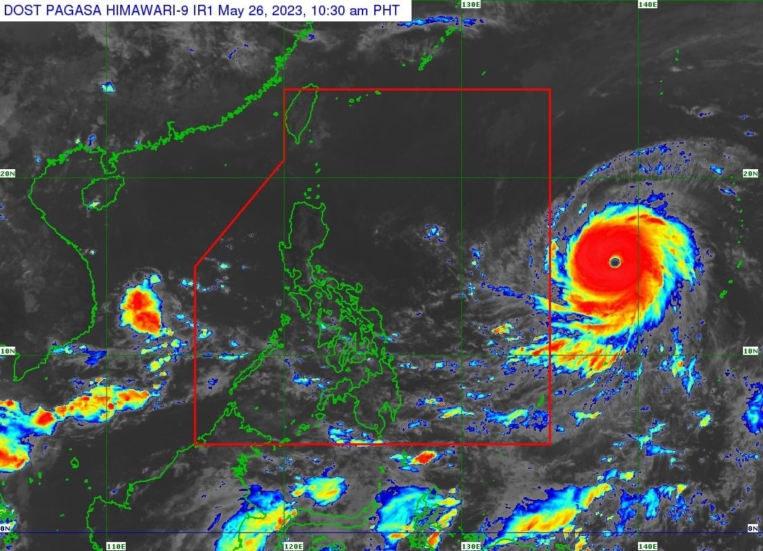 Hình ảnh siêu bão Mawar tiến sát Philippines nhìn từ vệ tinh - Ảnh 1.