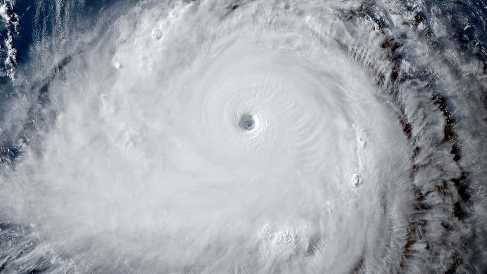 Hình ảnh siêu bão Mawar tiến sát Philippines nhìn từ vệ tinh - Ảnh 4.
