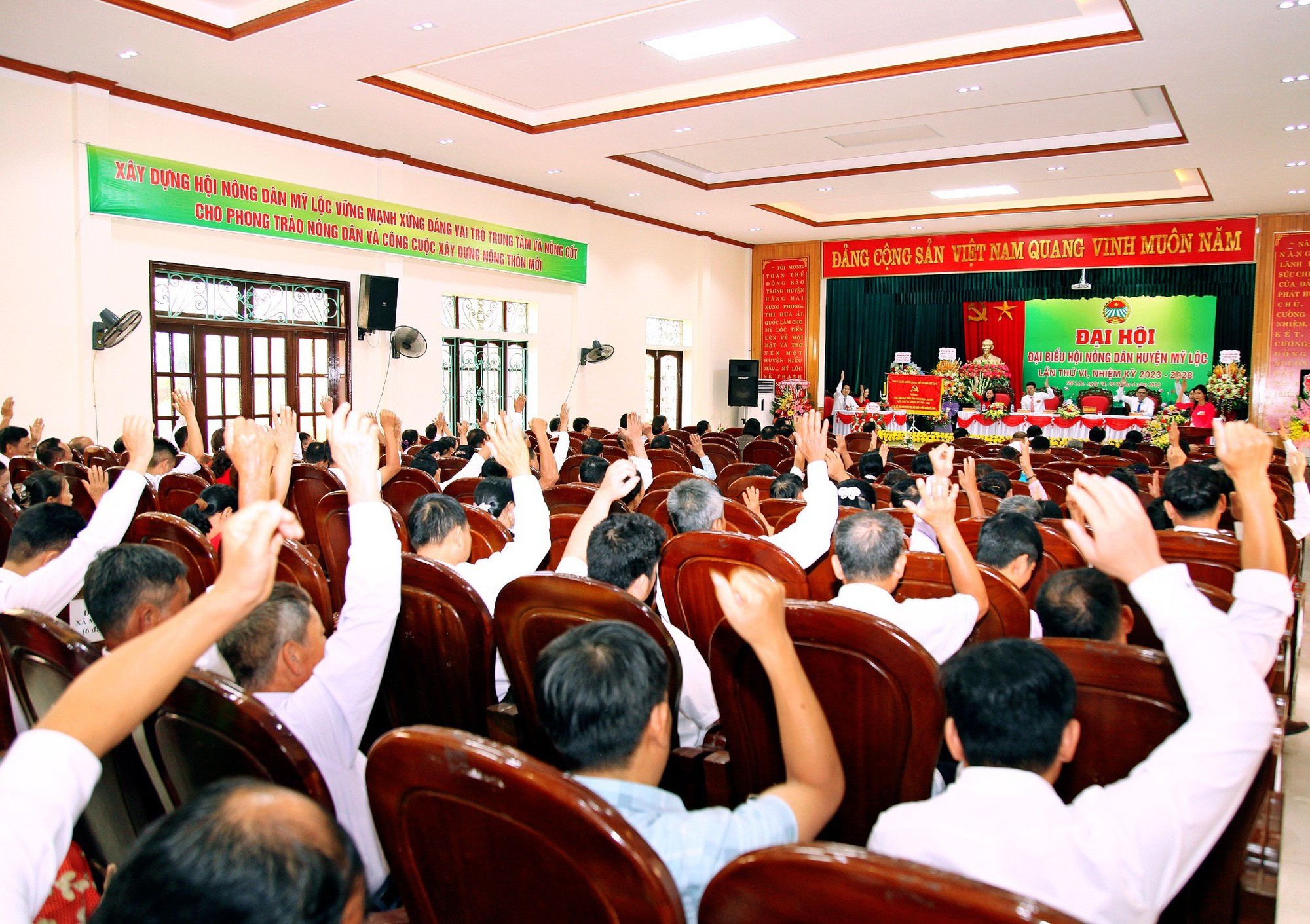 Bà Trần Thị Tuyết tái đắc cử Chủ tịch Hội Nông dân huyện Mỹ Lộc, nhiệm kỳ 2023 - 2028 - Ảnh 3.