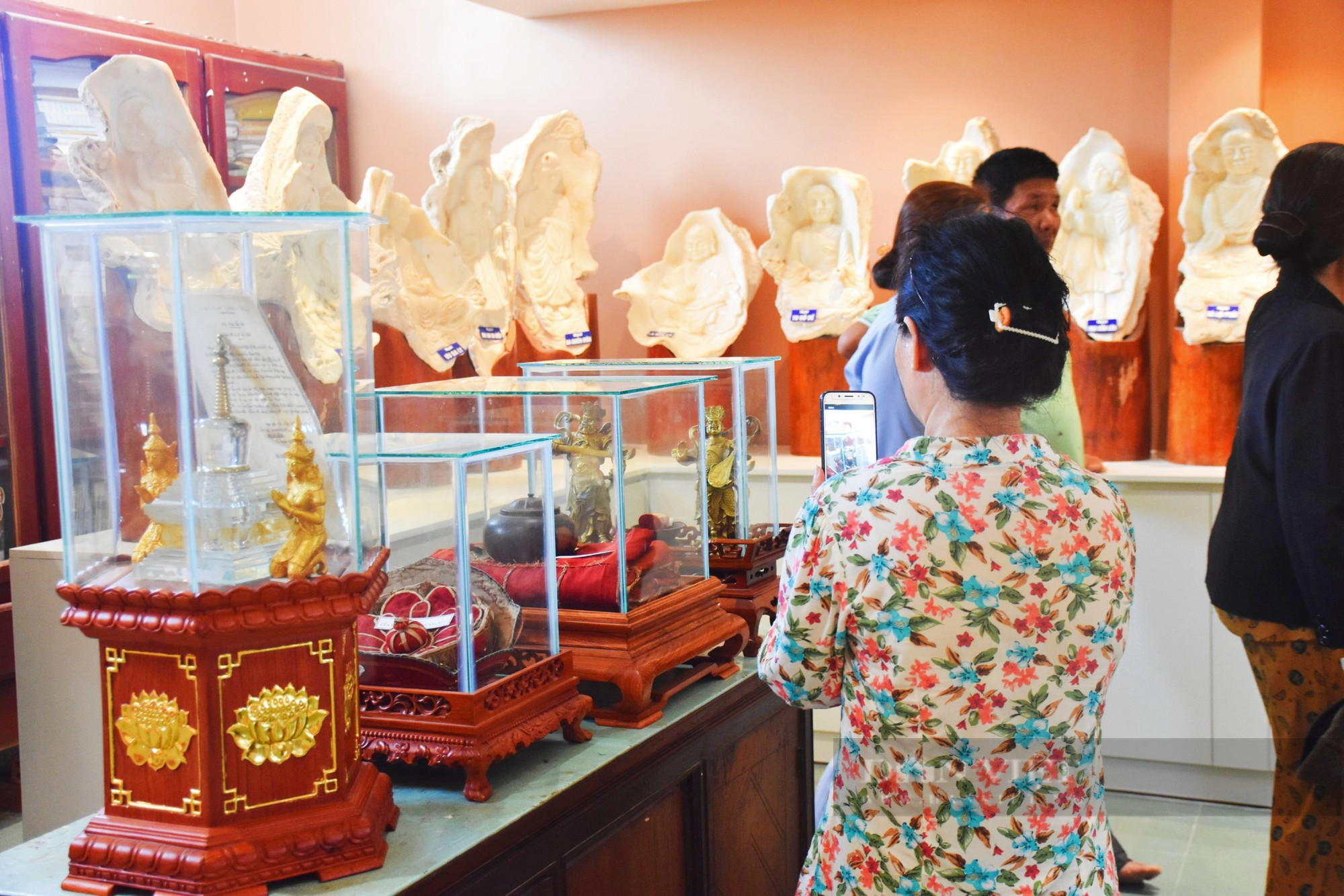 Một ngôi chùa có bộ sưu tập điêu khắc tượng Phật trên vỏ ốc xác lập kỷ lục Việt Nam - Ảnh 6.
