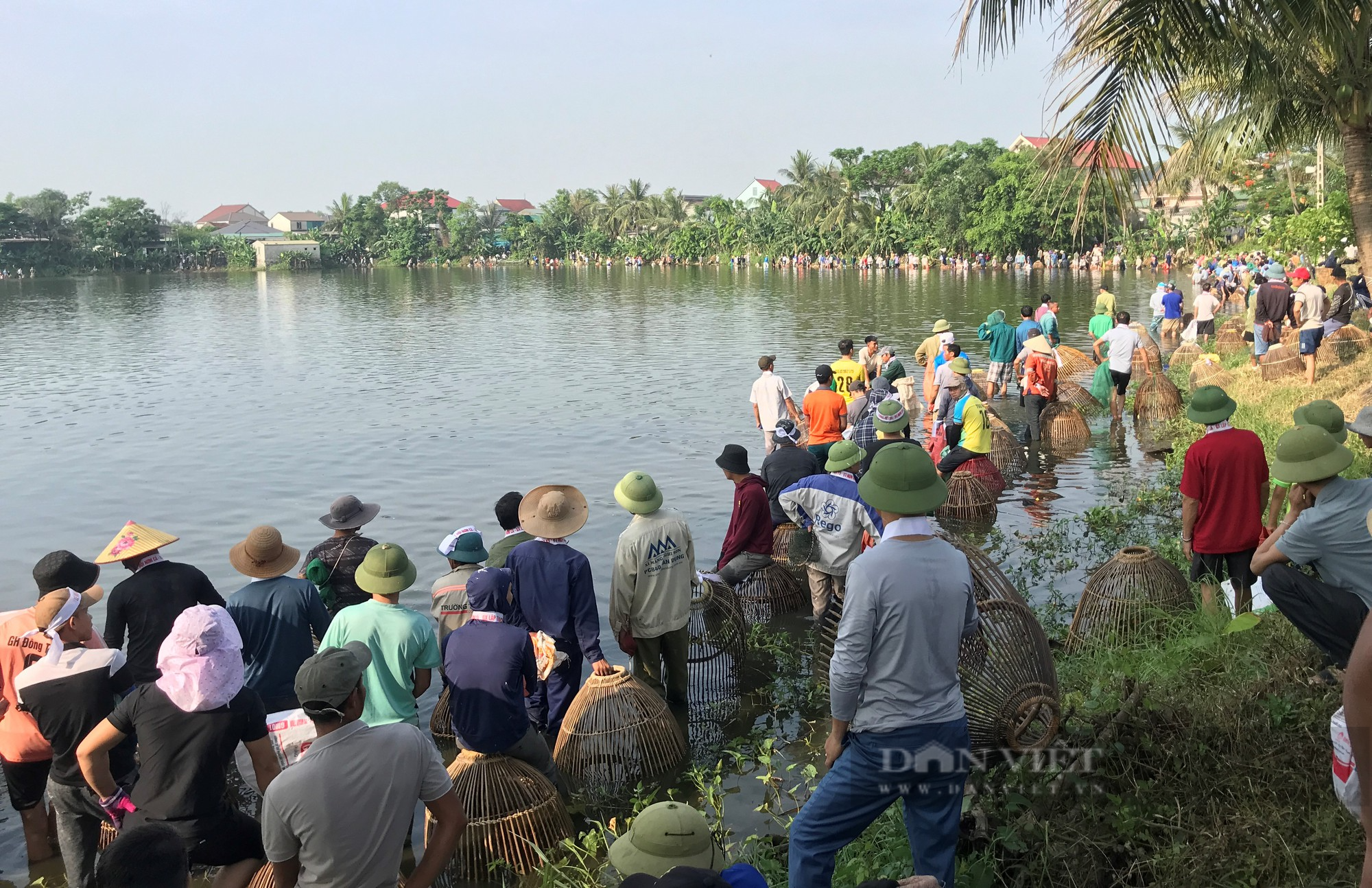 Sau một hồi trống lớn, hơn 600 người ào xuống bàu Mực ở Nghệ An trổ tài đánh cá bằng nơm - Ảnh 3.