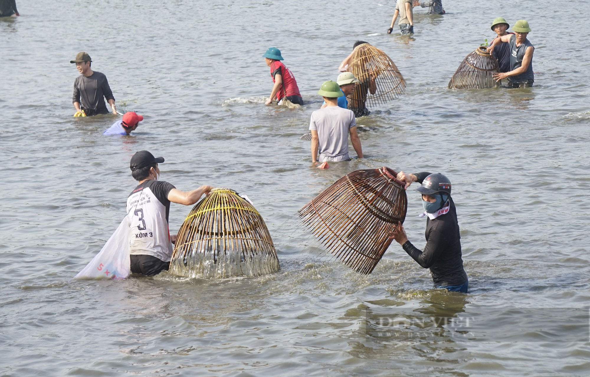 Sau một hồi trống lớn, hơn 600 người ào xuống bàu Mực ở Nghệ An trổ tài đánh cá bằng nơm - Ảnh 5.