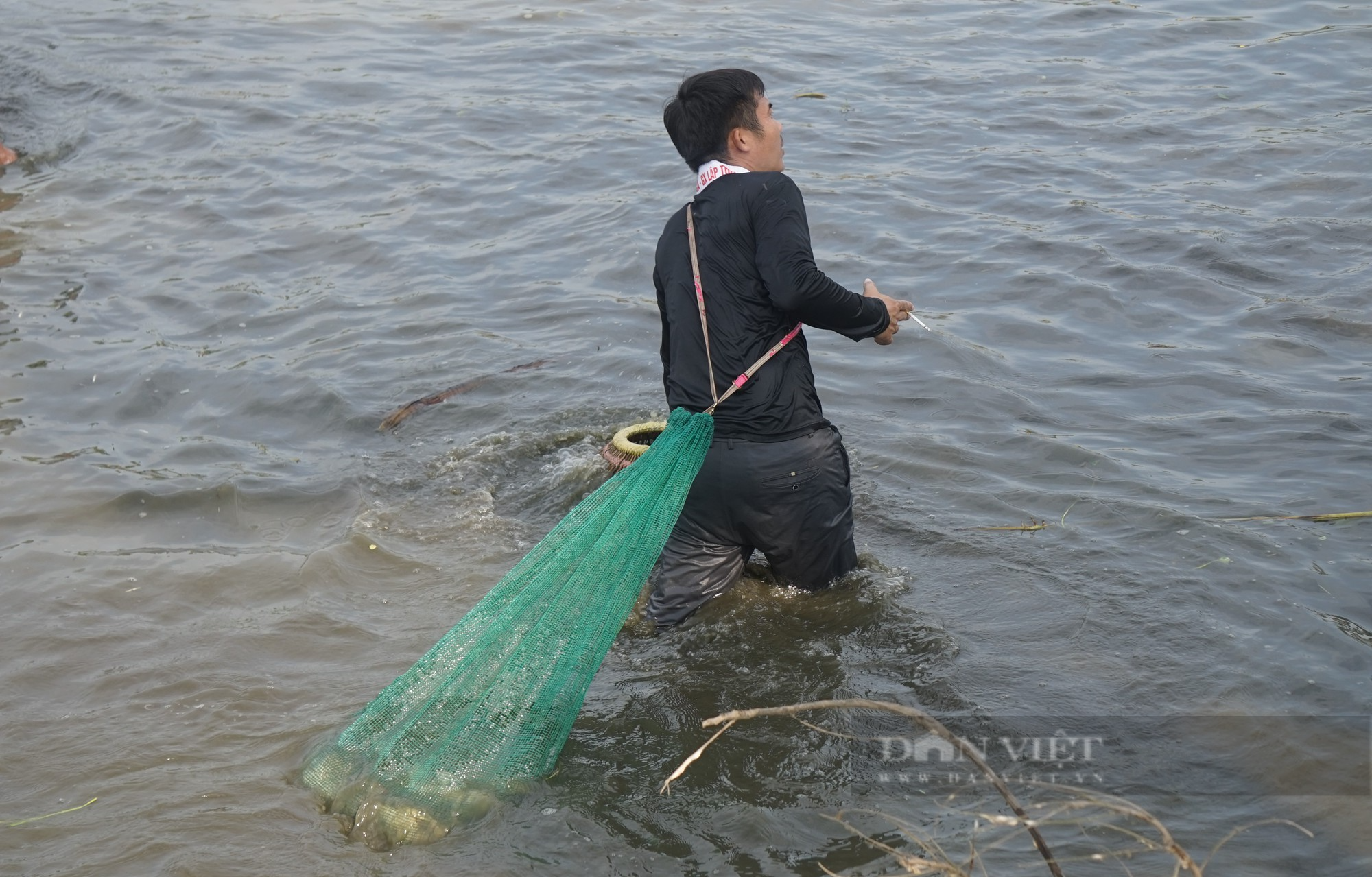 Sau một hồi trống lớn, hơn 600 người ào xuống bàu Mực ở Nghệ An trổ tài đánh cá bằng nơm - Ảnh 7.