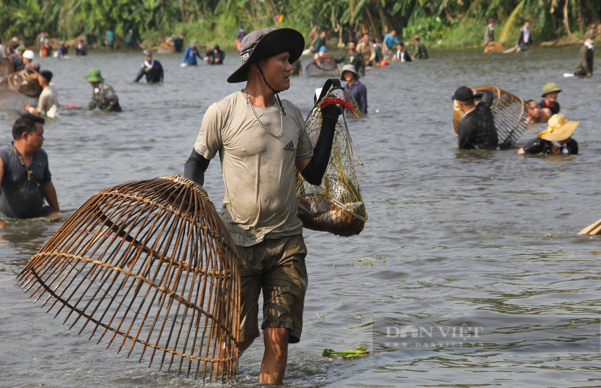 Sau một hồi trống lớn, hơn 600 người ào xuống bàu Mực ở Nghệ An trổ tài đánh cá bằng nơm - Ảnh 11.