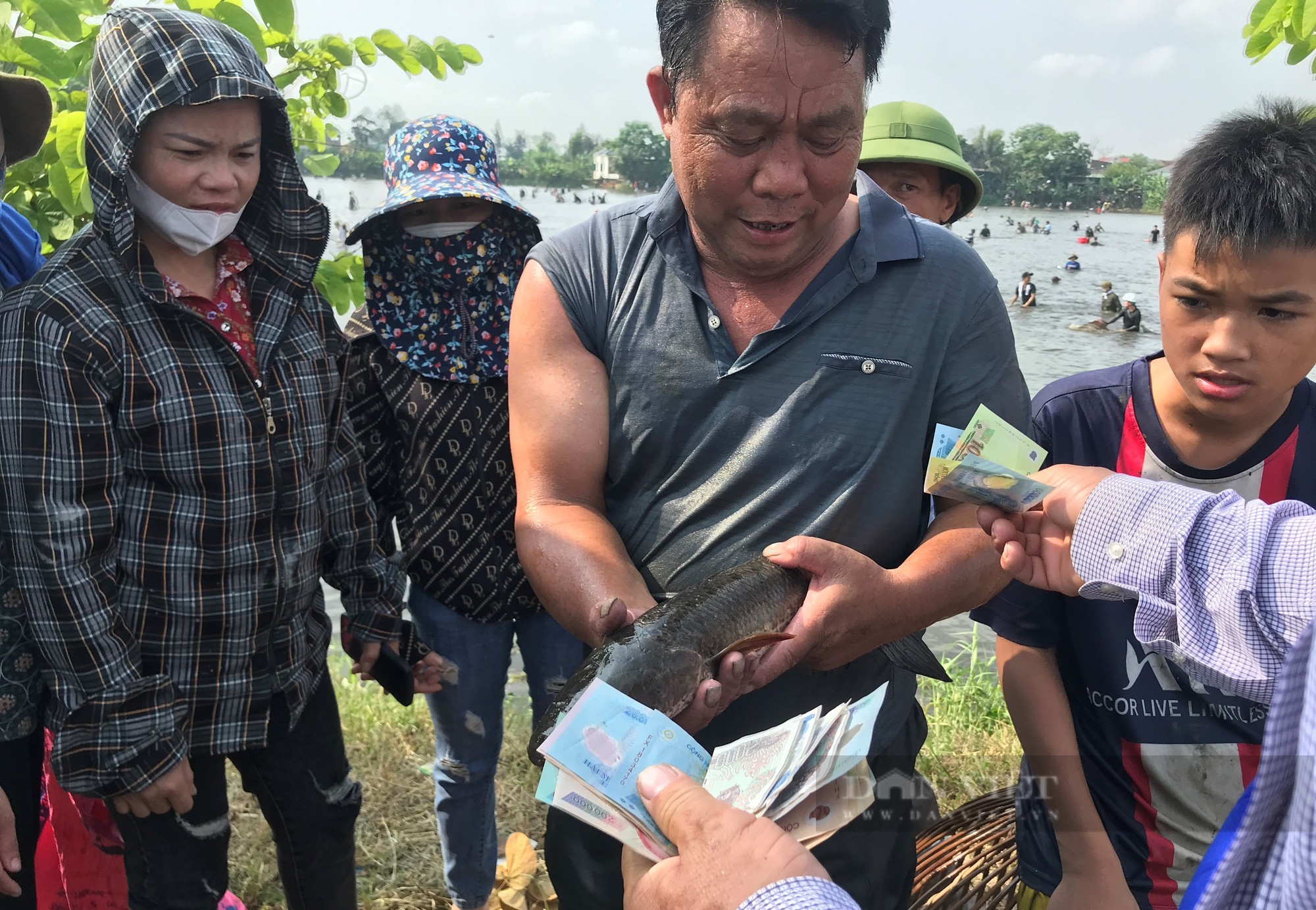 Sau một hồi trống lớn, hơn 600 người ào xuống bàu Mực ở Nghệ An trổ tài đánh cá bằng nơm - Ảnh 15.