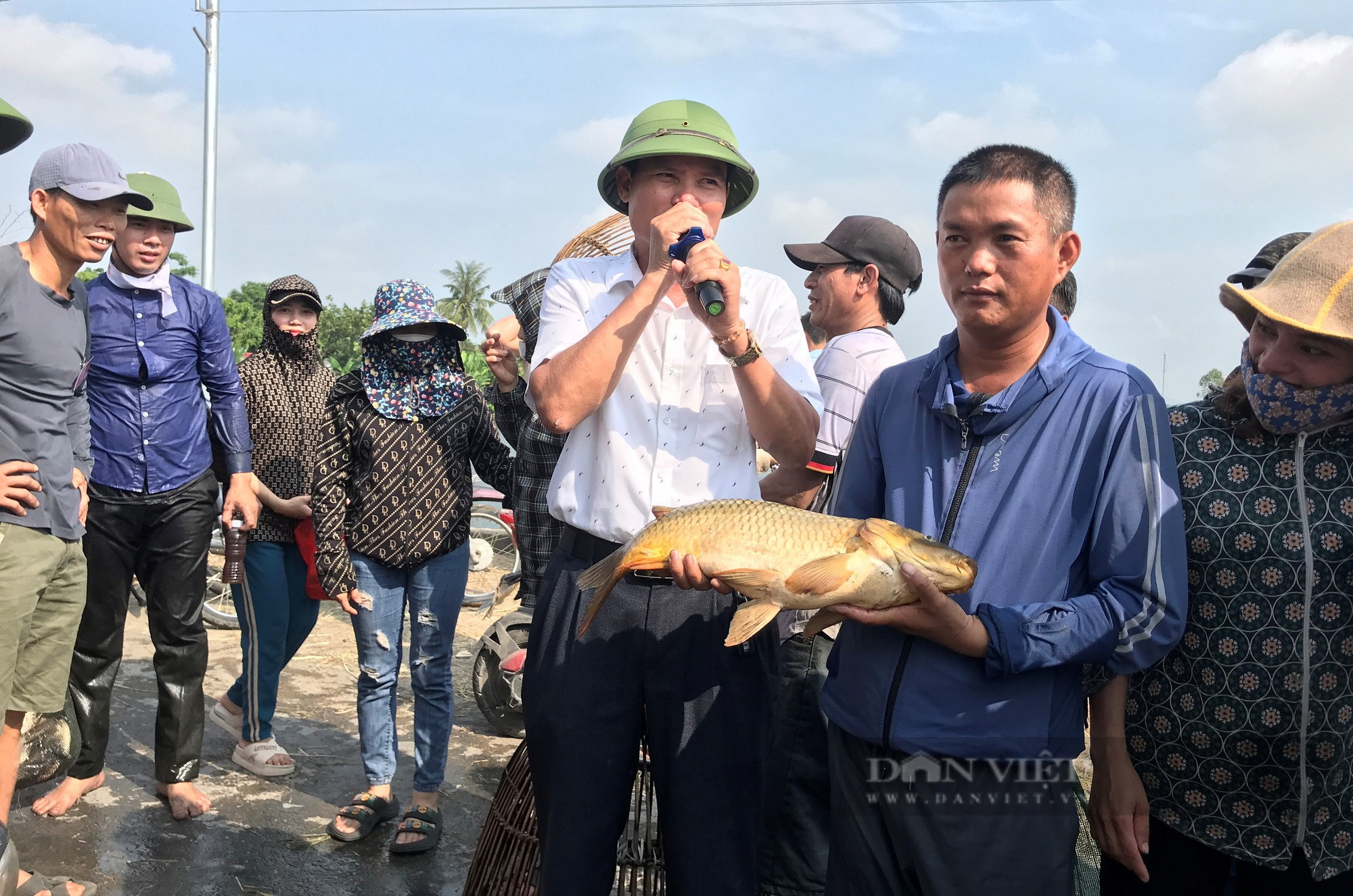 Sau một hồi trống lớn, hơn 600 người ào xuống bàu Mực ở Nghệ An trổ tài đánh cá bằng nơm - Ảnh 16.