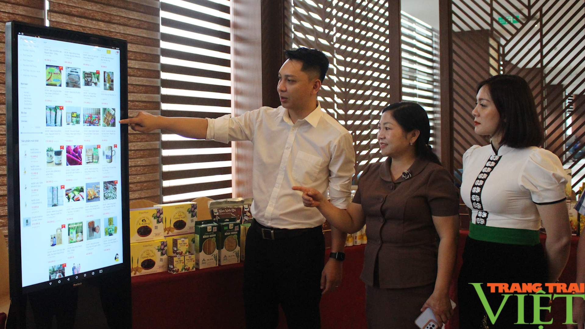 Nhiều giải pháp phát triển thương mại điện tử bền vững ở tỉnh miền núi Sơn La - Ảnh 4. Nhiều giải pháp phát triển thương mại điện tử bền vững ở tỉnh miền núi Sơn La - Ảnh 4.