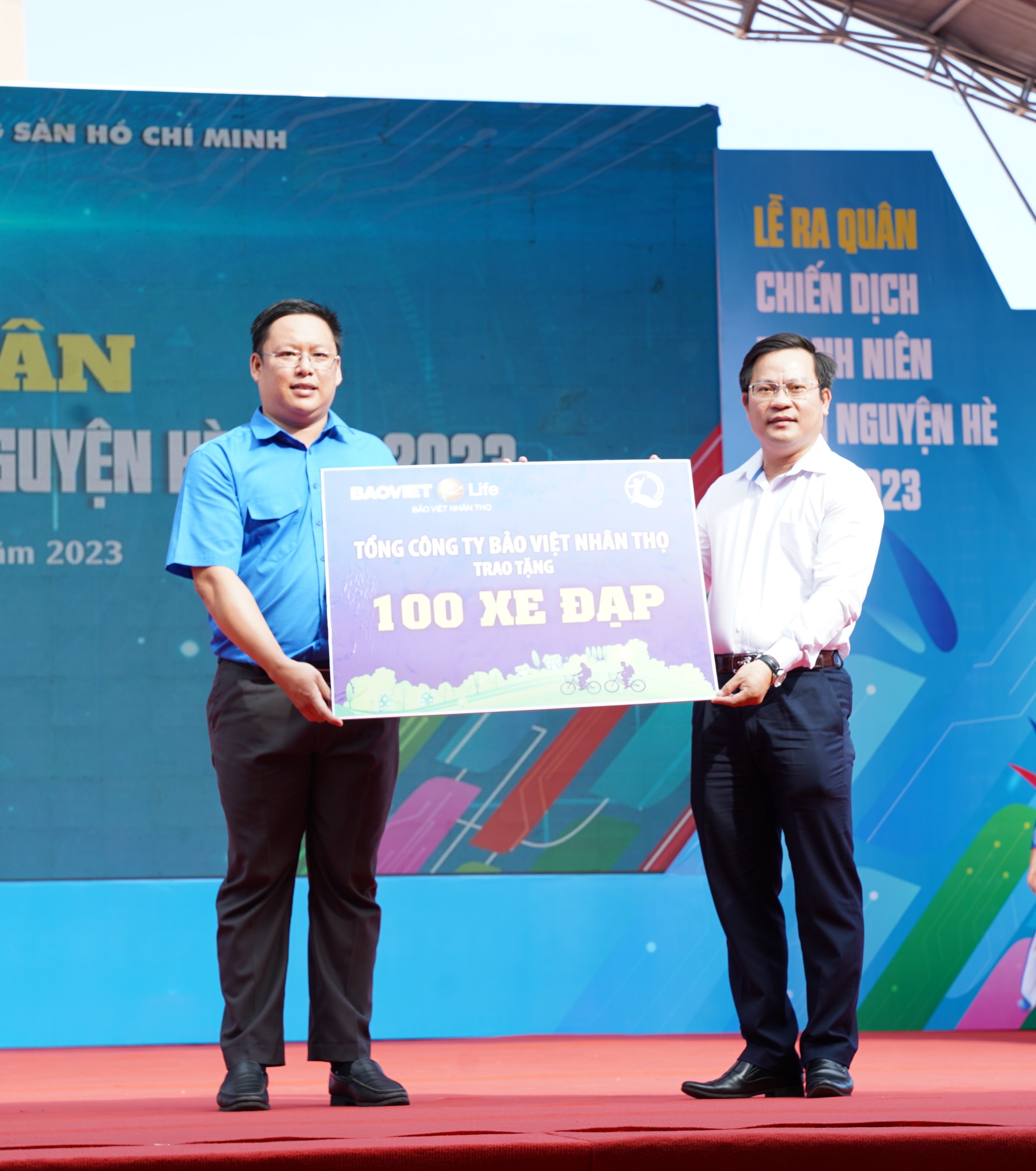 Bảo Việt Nhân thọ trao 200 xe đạp cho trẻ em nghèo hiếu học - Ảnh 1.
