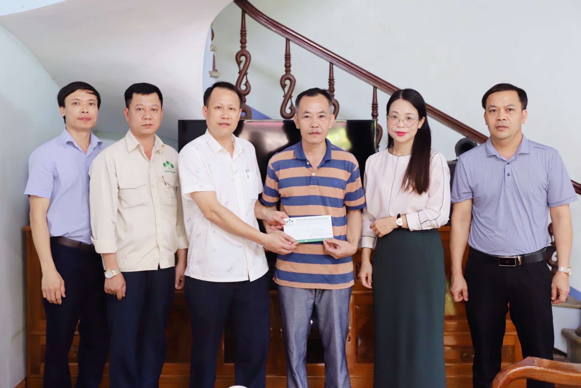 Supe Lâm Thao thăm, tặng quà cho người lao động nhân dịp Tháng Công nhân - Ảnh 1.