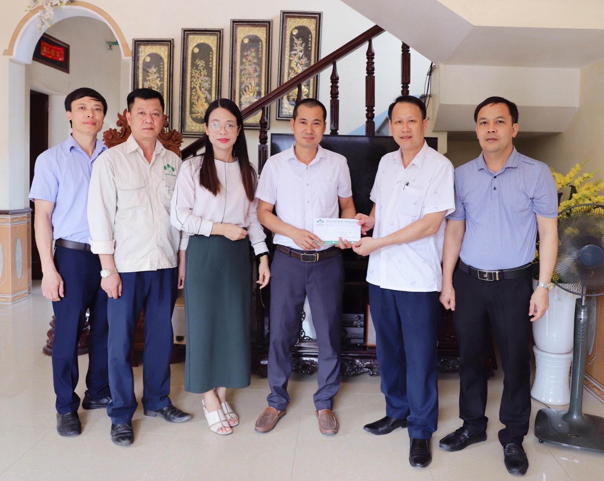 Supe Lâm Thao thăm, tặng quà cho người lao động nhân dịp Tháng Công nhân - Ảnh 2.