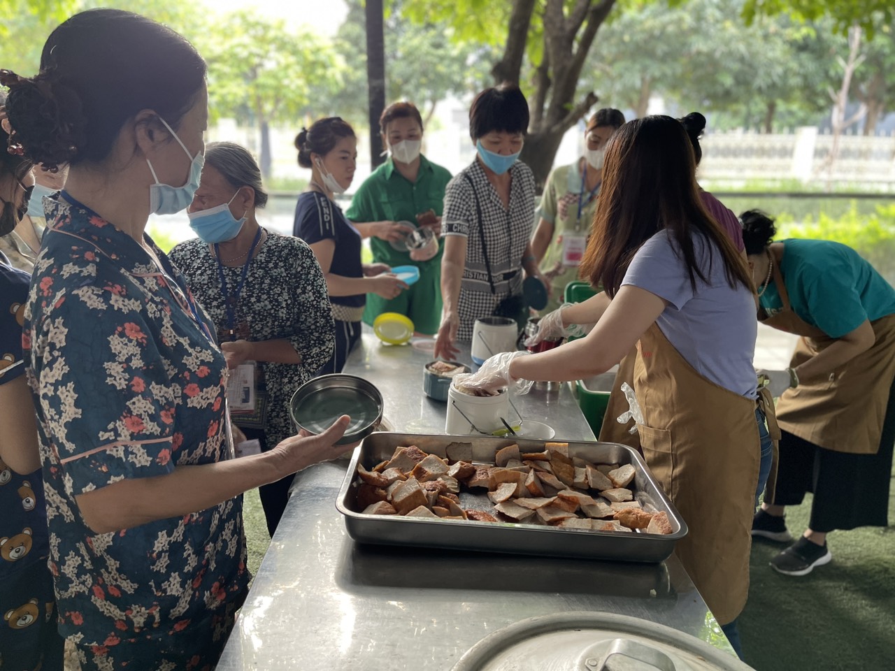 Bữa sáng nghĩa tình dành tặng bệnh nhân và người lao động nghèo Hà Nội - Ảnh 6.