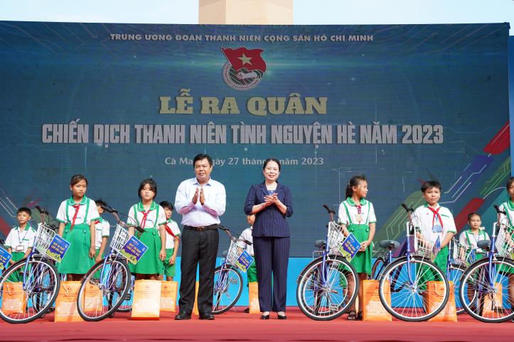 Bảo Việt Nhân thọ trao 200 xe đạp cho trẻ em nghèo hiếu học - Ảnh 2.