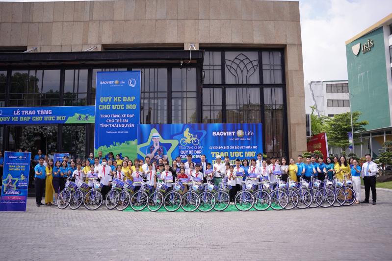 Bảo Việt Nhân thọ trao 200 xe đạp cho trẻ em nghèo hiếu học - Ảnh 3.