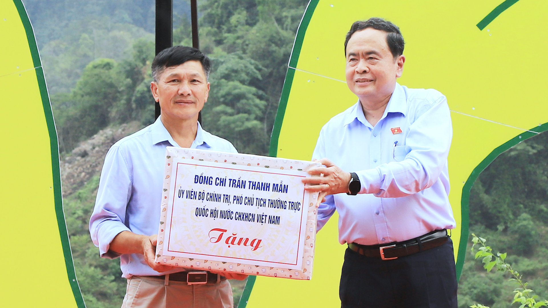 Đồng chí Phó Chủ tịch Thường trực Quốc hội thăm, tặng quà tại huyện Mộc Châu - Ảnh 3.
