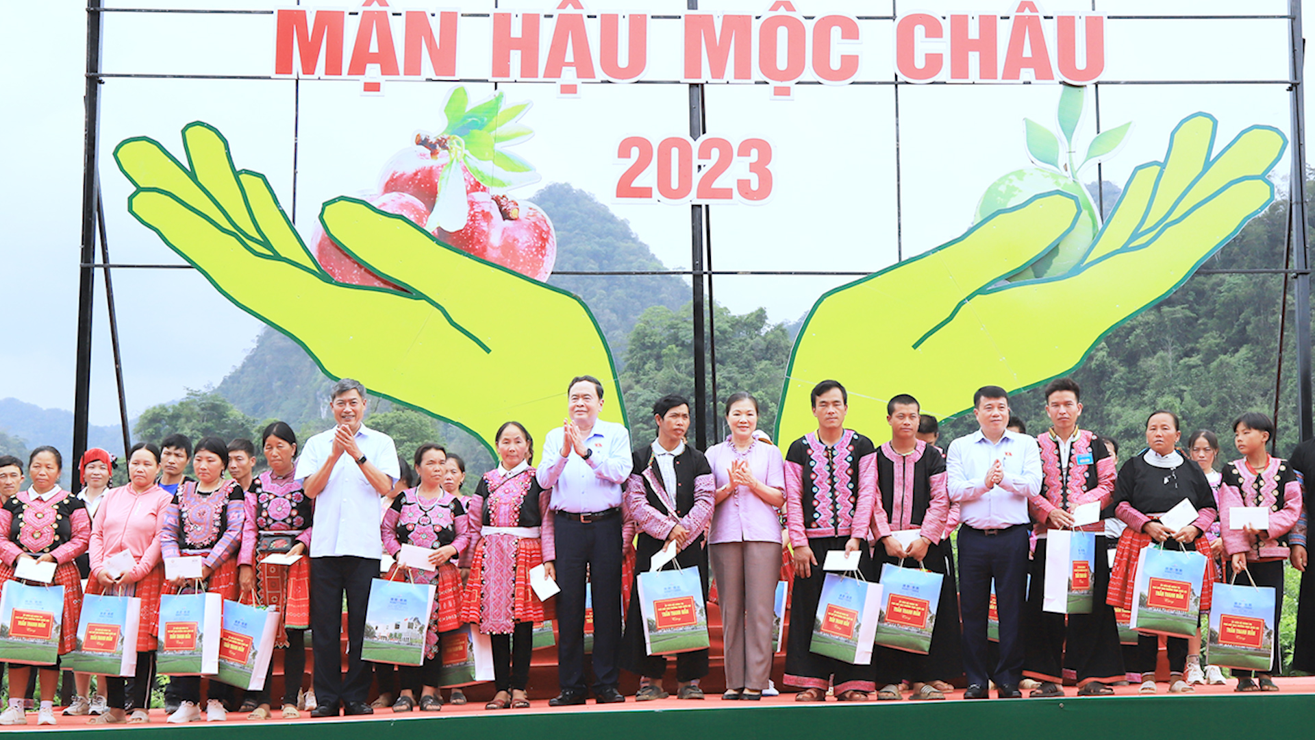 Đồng chí Phó Chủ tịch Thường trực Quốc hội thăm, tặng quà tại huyện Mộc Châu - Ảnh 5.
