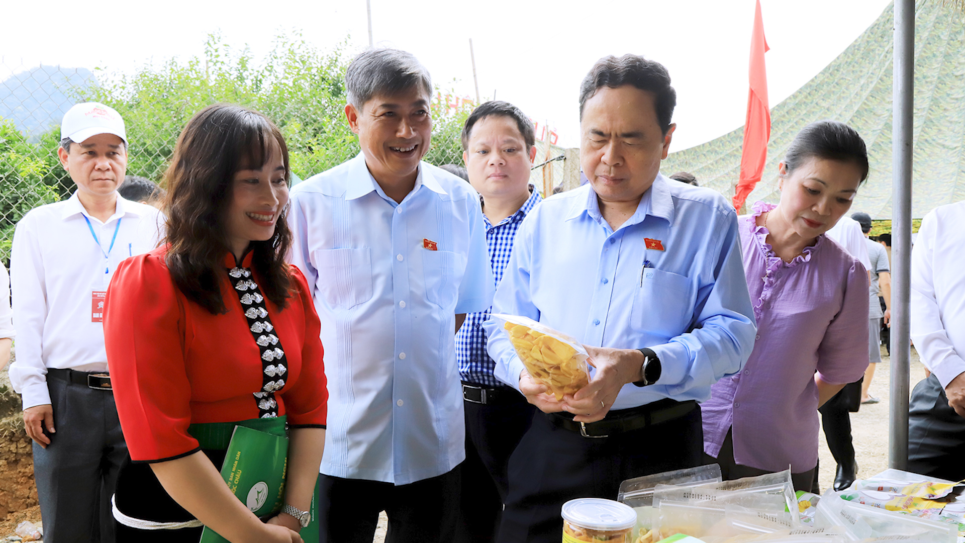 Đồng chí Phó Chủ tịch Thường trực Quốc hội thăm, tặng quà tại huyện Mộc Châu - Ảnh 2.