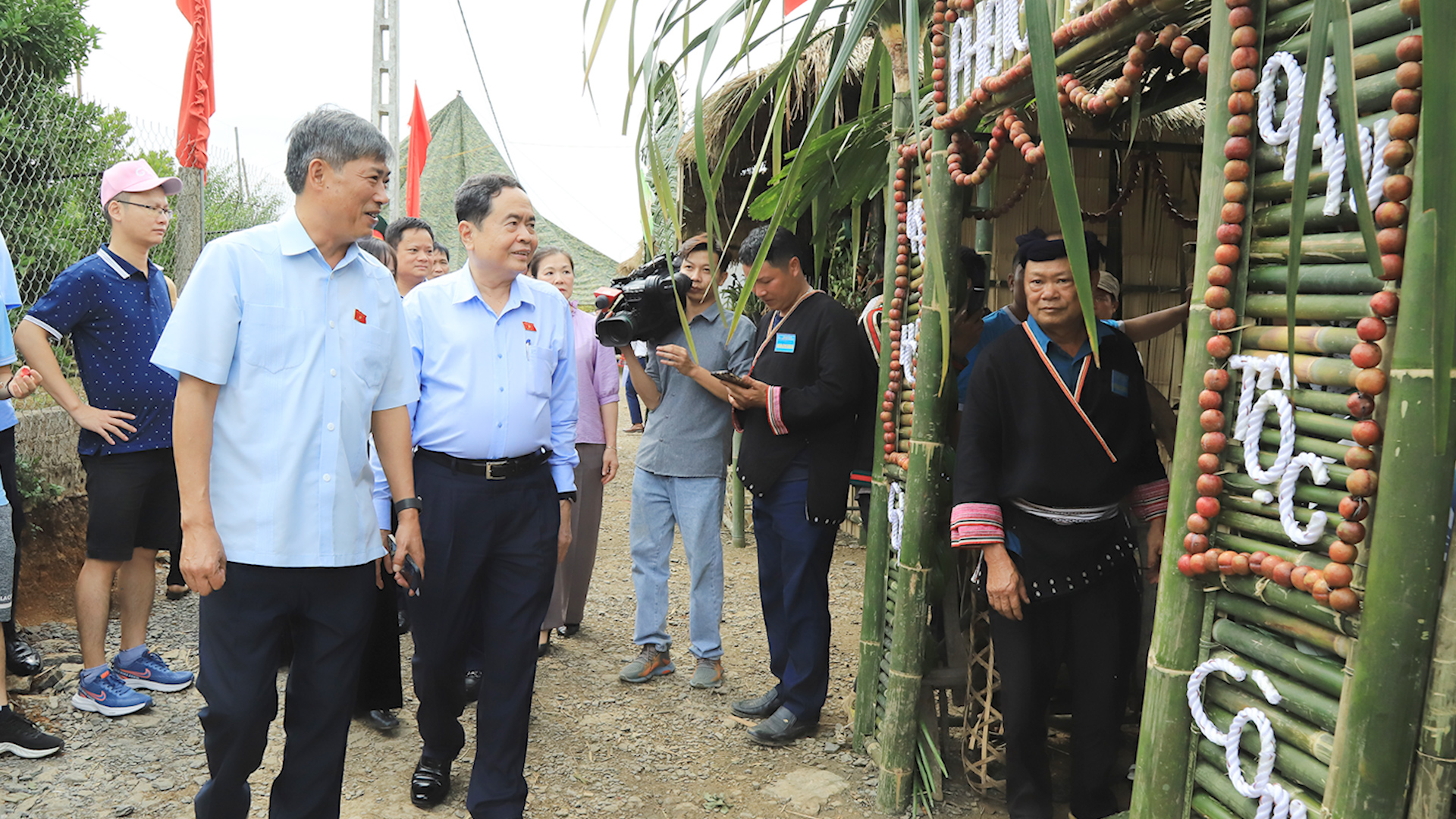 Đồng chí Phó Chủ tịch Thường trực Quốc hội thăm, tặng quà tại huyện Mộc Châu - Ảnh 1.
