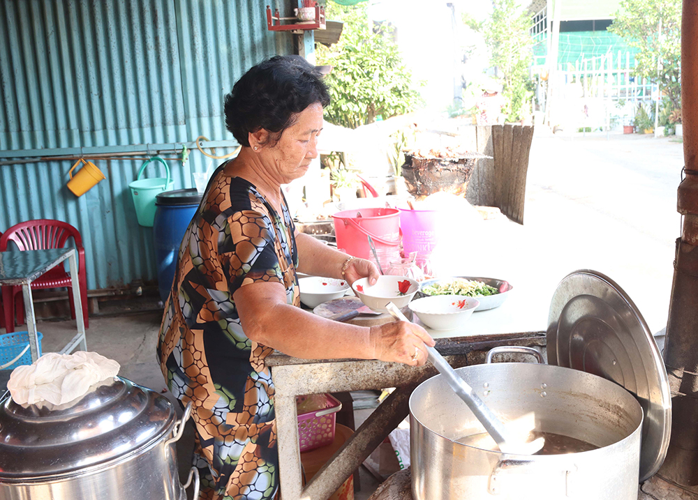 Về Châu Phong ăn cơm bò - Ảnh 2.