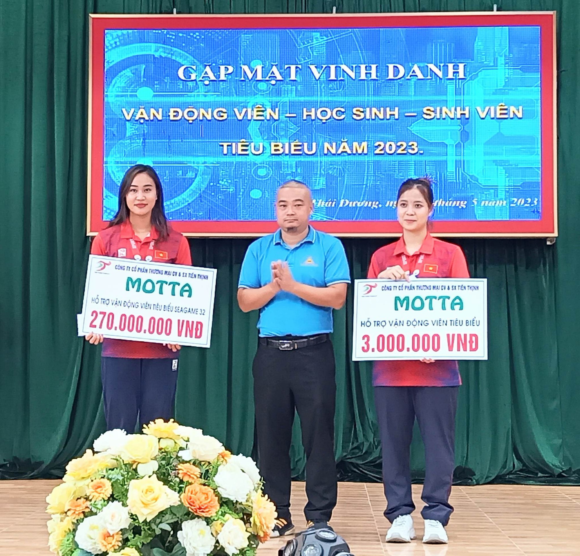 Kình ngư giành 3 HCV Sea Games 32 Phạm Thị Thu được vinh danh tại quê nhà  - Ảnh 2.