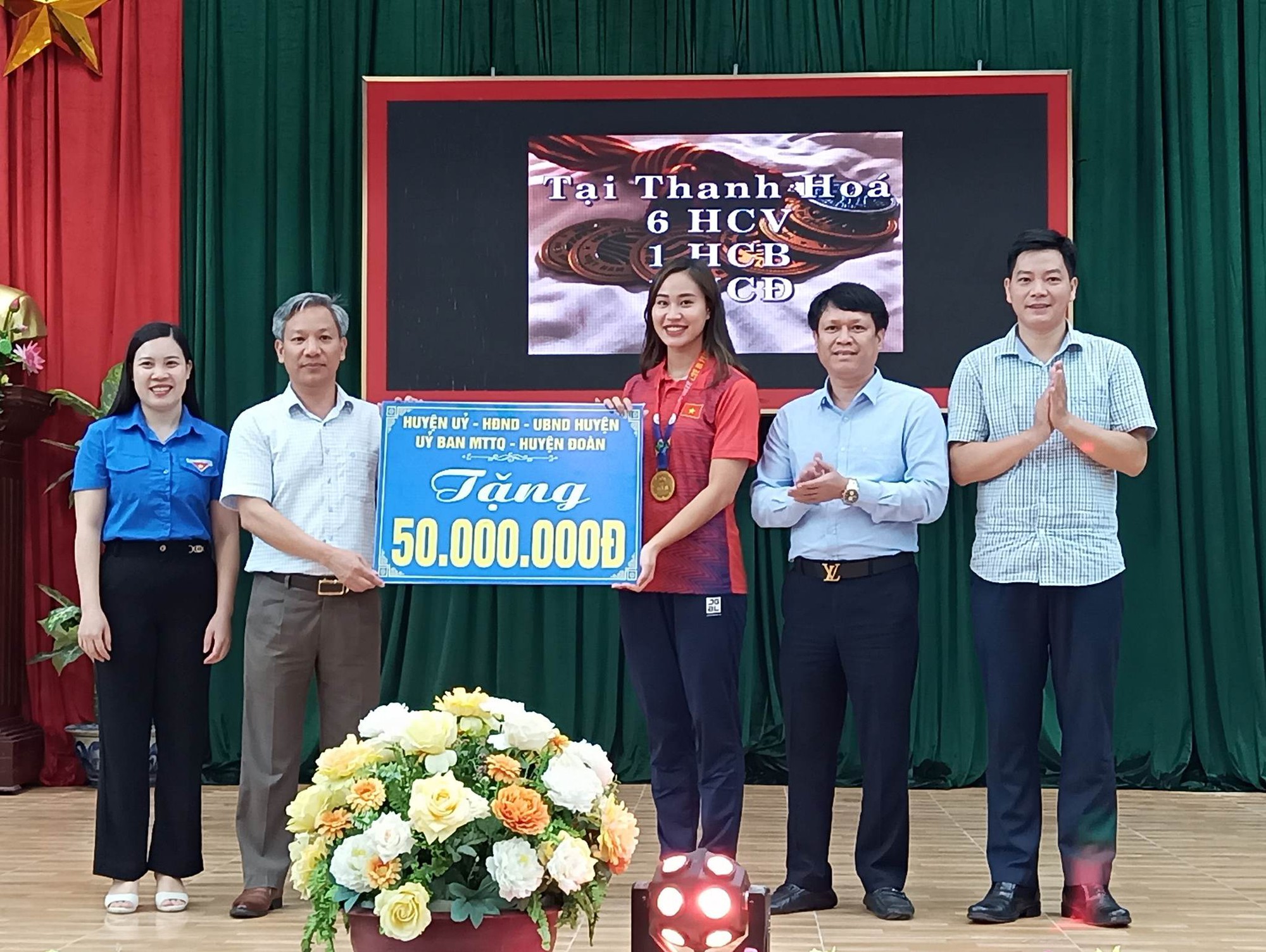 Kình ngư giành 3 HCV Sea Games 32 Phạm Thị Thu được vinh danh tại quê nhà  - Ảnh 1.