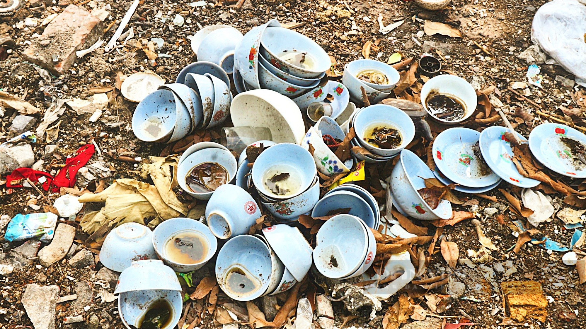 Người dân Hà Đông (Hà Nội) bức xúc với hàng loạt điểm đổ trộm rác thải - Ảnh 3.
