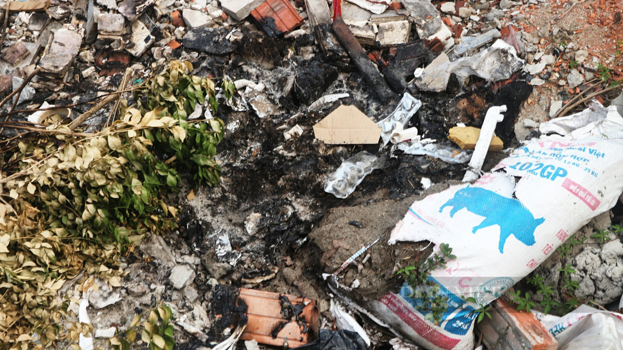 Người dân Hà Đông (Hà Nội) bức xúc với hàng loạt điểm đổ trộm rác thải - Ảnh 6.