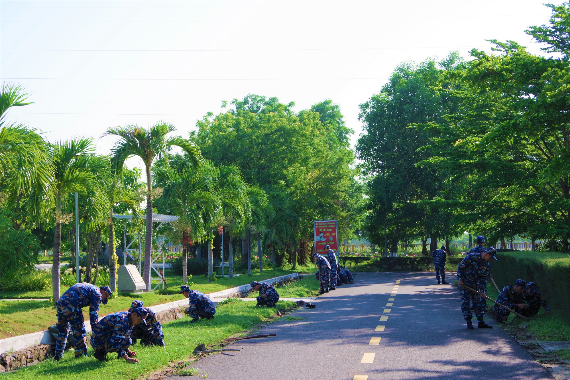 Hơn 1.200 cán bộ, đoàn viên thanh niên Đoàn cơ sở Lữ đoàn 101 dọn vệ sinh môi trường - Ảnh 1.