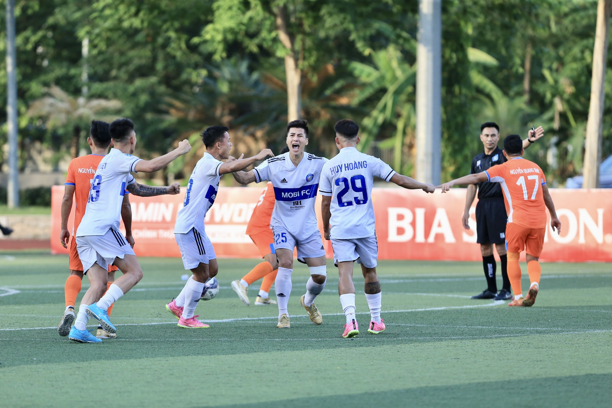 Siêu Cúp bóng đá 7 người QG Bia Saigon 2023: Mobi FC &quot;trả nợ&quot; Đạt Tín FC - Ảnh 4.