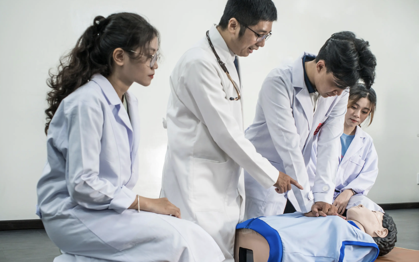 Bộ Y tế đề nghị 4 trường ĐH đưa môn văn vào xét tuyển khối ngành y giải thích rõ - Ảnh 1.