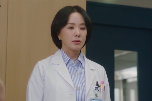 Phim Bác sĩ Cha tập 14: Uhm Jung Hwa sức khỏe sa sút, ho ra máu vì bệnh cũ tái phát?   - Ảnh 1.